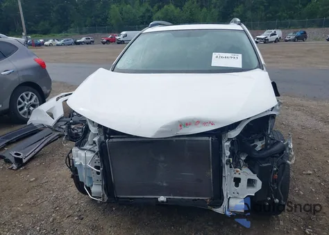 2016 Toyota Rav4 Xle z USA, uszkodzony, nr VIN 2T3RFREV1GW423223